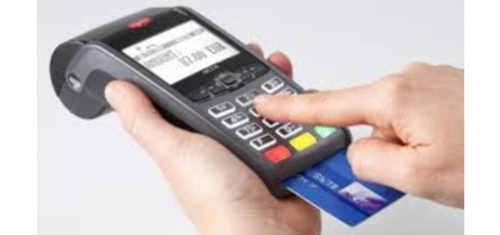 目の前にあるクレジットカードの支払い端末にカードを差し込みPIN番号をとして暗証番号4桁を入力する